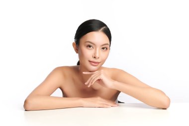 Beyaz arka planda temiz tenli güzel Asyalı kadın, yüz bakımı, yüz bakımı, kozmetoloji, güzellik ve kaplıca, Asyalı kadın portresi.