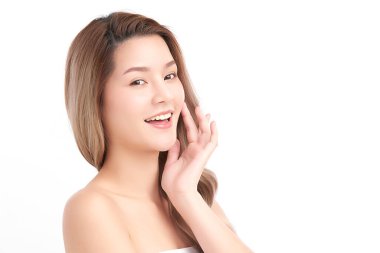 Beyaz arka planda temiz tenli güzel Asyalı kadın, yüz bakımı, yüz bakımı, kozmetoloji, güzellik ve kaplıca, Asyalı kadın portresi.