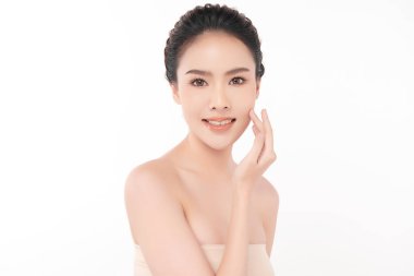 Beyaz arka planda temiz tenli güzel Asyalı kadın, yüz bakımı, yüz bakımı, kozmetoloji, güzellik ve kaplıca, Asyalı kadın portresi.