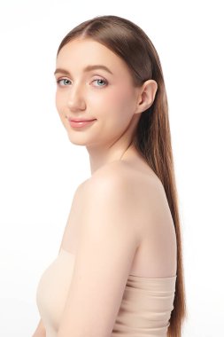 Beyaz arka planda temiz tenli güzel bir kadın, yüz bakımı, yüz bakımı, kozmetoloji, güzellik ve kaplıca, kadın portresi..