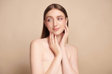 Bej arkaplan, yüz bakımı, yüz bakımı, kozmetoloji, güzellik ve kaplıca, kadın portresi..
