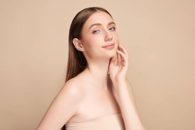 Bej arkaplan, yüz bakımı, yüz bakımı, kozmetoloji, güzellik ve kaplıca, kadın portresi..