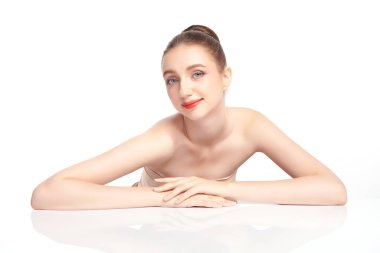 Beyaz arka planda temiz tenli güzel bir kadın, yüz bakımı, yüz bakımı, kozmetoloji, güzellik ve kaplıca, kadın portresi..