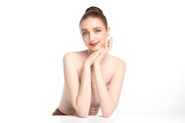 Beyaz arka planda temiz tenli güzel bir kadın, yüz bakımı, yüz bakımı, kozmetoloji, güzellik ve kaplıca, kadın portresi..