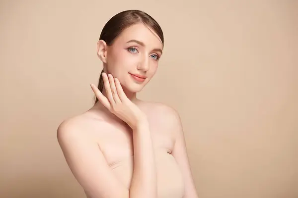 ベージュの背景にきれいな新鮮な肌を持つ美しい若い女性 顔のケア 顔の治療 美容とスパ 女性の肖像画 — ストック写真
