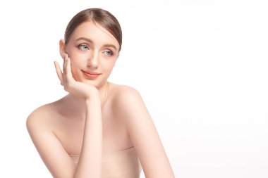 Beyaz arka planda temiz tenli güzel bir kadın, yüz bakımı, yüz bakımı, kozmetoloji, güzellik ve kaplıca, kadın portresi..
