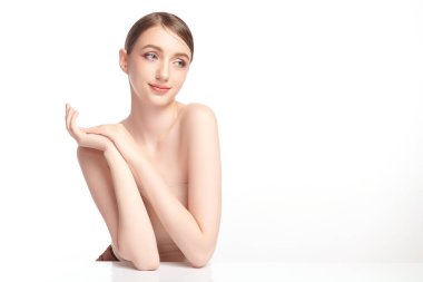 Beyaz arka planda temiz tenli güzel bir kadın, yüz bakımı, yüz bakımı, kozmetoloji, güzellik ve kaplıca, kadın portresi..