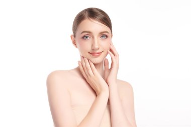 Beyaz arka planda temiz tenli güzel bir kadın, yüz bakımı, yüz bakımı, kozmetoloji, güzellik ve kaplıca, kadın portresi..
