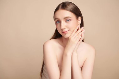 Bej arkaplan, yüz bakımı, yüz bakımı, kozmetoloji, güzellik ve kaplıca, kadın portresi..