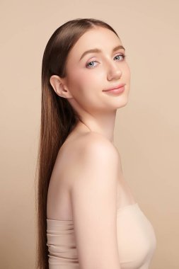 Bej arkaplan, yüz bakımı, yüz bakımı, kozmetoloji, güzellik ve kaplıca, kadın portresi..