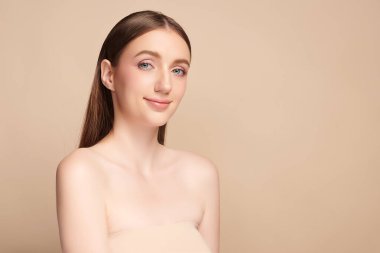 Bej arkaplan, yüz bakımı, yüz bakımı, kozmetoloji, güzellik ve kaplıca, kadın portresi..