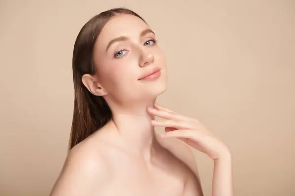 ベージュの背景にきれいな新鮮な肌を持つ美しい若い女性 顔のケア 顔の治療 美容とスパ 女性の肖像画 — ストック写真