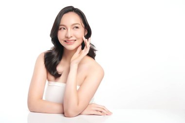 Beyaz arka planda temiz tenli güzel Asyalı kadın, yüz bakımı, yüz bakımı, kozmetoloji, güzellik ve kaplıca, Asyalı kadın portresi.