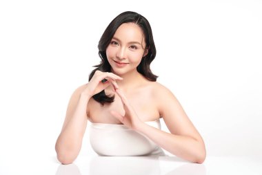 Beyaz arka planda temiz tenli güzel Asyalı kadın, yüz bakımı, yüz bakımı, kozmetoloji, güzellik ve kaplıca, Asyalı kadın portresi.