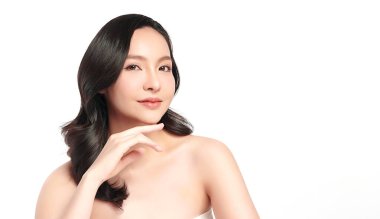 Beyaz arka planda temiz tenli güzel Asyalı kadın, yüz bakımı, yüz bakımı, kozmetoloji, güzellik ve kaplıca, Asyalı kadın portresi.