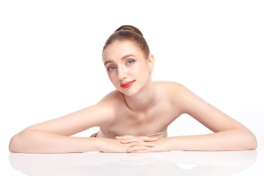 Beyaz arka planda temiz tenli güzel bir kadın, yüz bakımı, yüz bakımı, kozmetoloji, güzellik ve kaplıca, kadın portresi..