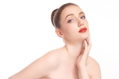 Beyaz arka planda temiz tenli güzel bir kadın, yüz bakımı, yüz bakımı, kozmetoloji, güzellik ve kaplıca, kadın portresi..