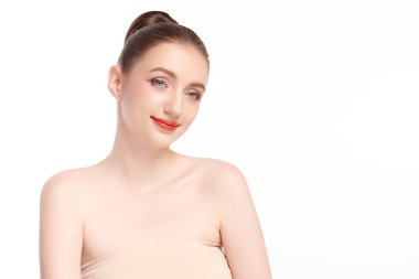 Beyaz arka planda temiz tenli güzel bir kadın, yüz bakımı, yüz bakımı, kozmetoloji, güzellik ve kaplıca, kadın portresi..