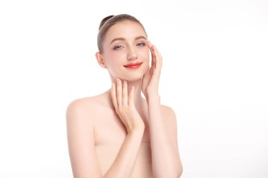 Beyaz arka planda temiz tenli güzel bir kadın, yüz bakımı, yüz bakımı, kozmetoloji, güzellik ve kaplıca, kadın portresi..