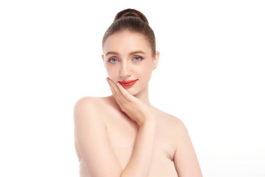 Beyaz arka planda temiz tenli güzel bir kadın, yüz bakımı, yüz bakımı, kozmetoloji, güzellik ve kaplıca, kadın portresi..