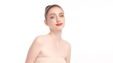 Beyaz arka planda temiz tenli güzel bir kadın, yüz bakımı, yüz bakımı, kozmetoloji, güzellik ve kaplıca, kadın portresi..