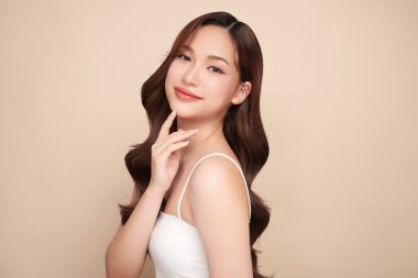 Bej arkaplan, yüz bakımı, yüz bakımı, kozmetoloji, güzellik ve kaplıca, kadın portresi..