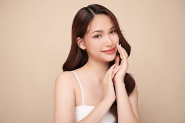 Bej arkaplan, yüz bakımı, yüz bakımı, kozmetoloji, güzellik ve kaplıca, kadın portresi..