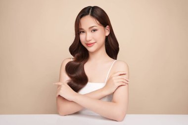 Bej arkaplan, yüz bakımı, yüz bakımı, kozmetoloji, güzellik ve kaplıca, kadın portresi..