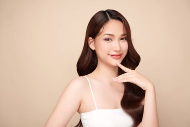 Bej arkaplan, yüz bakımı, yüz bakımı, kozmetoloji, güzellik ve kaplıca, kadın portresi..