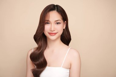 Bej arkaplan, yüz bakımı, yüz bakımı, kozmetoloji, güzellik ve kaplıca, kadın portresi..