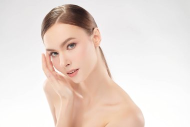 Beyaz arka planda temiz tenli güzel bir kadın, yüz bakımı, yüz bakımı, kozmetoloji, güzellik ve kaplıca, kadın portresi..