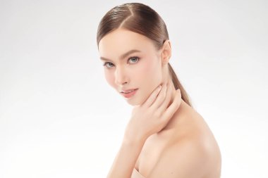 Beyaz arka planda temiz tenli güzel bir kadın, yüz bakımı, yüz bakımı, kozmetoloji, güzellik ve kaplıca, kadın portresi..