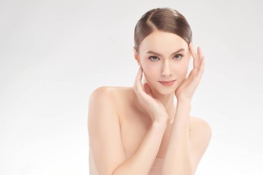 Beyaz arka planda temiz tenli güzel bir kadın, yüz bakımı, yüz bakımı, kozmetoloji, güzellik ve kaplıca, kadın portresi..