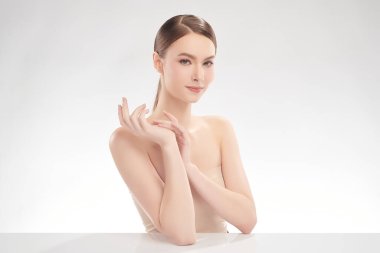 Beyaz arka planda temiz tenli güzel bir kadın, yüz bakımı, yüz bakımı, kozmetoloji, güzellik ve kaplıca, kadın portresi..