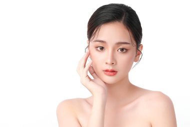 Beyaz arka planda temiz tenli güzel Asyalı kadın, yüz bakımı, yüz bakımı, kozmetoloji, güzellik ve kaplıca, Asyalı kadın portresi.