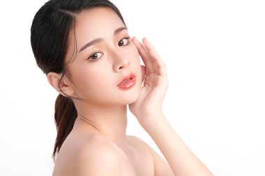 Beyaz arka planda temiz tenli güzel Asyalı kadın, yüz bakımı, yüz bakımı, kozmetoloji, güzellik ve kaplıca, Asyalı kadın portresi.