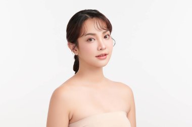Beyaz arka planda temiz tenli güzel Asyalı kadın, yüz bakımı, yüz bakımı, kozmetoloji, güzellik ve kaplıca, Asyalı kadın portresi.