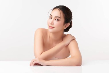 Beyaz arka planda temiz tenli güzel Asyalı kadın, yüz bakımı, yüz bakımı, kozmetoloji, güzellik ve kaplıca, Asyalı kadın portresi.