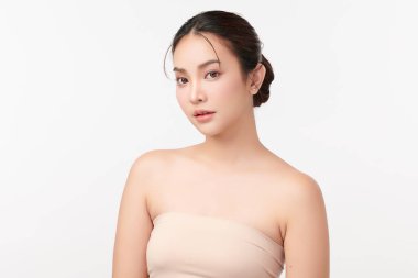 Beyaz arka planda temiz tenli güzel Asyalı kadın, yüz bakımı, yüz bakımı, kozmetoloji, güzellik ve kaplıca, Asyalı kadın portresi.