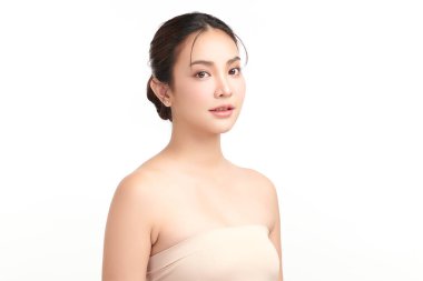 Beyaz arka planda temiz tenli güzel Asyalı kadın, yüz bakımı, yüz bakımı, kozmetoloji, güzellik ve kaplıca, Asyalı kadın portresi.