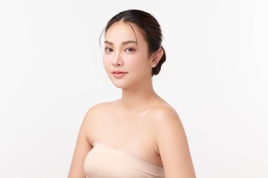 Beyaz arka planda temiz tenli güzel Asyalı kadın, yüz bakımı, yüz bakımı, kozmetoloji, güzellik ve kaplıca, Asyalı kadın portresi.