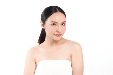 Beyaz arka planda temiz tenli güzel Asyalı kadın, yüz bakımı, yüz bakımı, kozmetoloji, güzellik ve kaplıca, Asyalı kadın portresi.