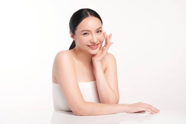 Beyaz arka planda temiz tenli güzel Asyalı kadın, yüz bakımı, yüz bakımı, kozmetoloji, güzellik ve kaplıca, Asyalı kadın portresi.