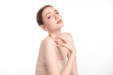 Beyaz arka planda temiz tenli güzel bir kadın, yüz bakımı, yüz bakımı, kozmetoloji, güzellik ve kaplıca, kadın portresi..