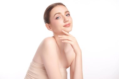 Beyaz arka planda temiz tenli güzel bir kadın, yüz bakımı, yüz bakımı, kozmetoloji, güzellik ve kaplıca, kadın portresi..