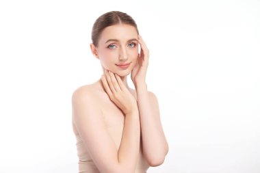 Beyaz arka planda temiz tenli güzel bir kadın, yüz bakımı, yüz bakımı, kozmetoloji, güzellik ve kaplıca, kadın portresi..