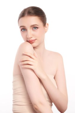 Beyaz arka planda temiz tenli güzel bir kadın, yüz bakımı, yüz bakımı, kozmetoloji, güzellik ve kaplıca, kadın portresi..