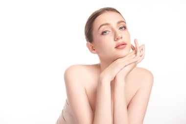 Beyaz arka planda temiz tenli güzel bir kadın, yüz bakımı, yüz bakımı, kozmetoloji, güzellik ve kaplıca, kadın portresi..