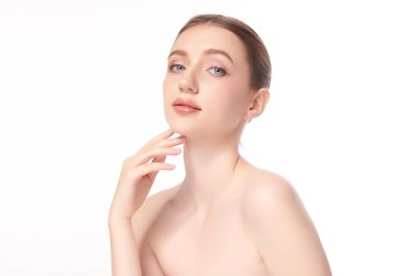 Beyaz arka planda temiz tenli güzel bir kadın, yüz bakımı, yüz bakımı, kozmetoloji, güzellik ve kaplıca, kadın portresi..