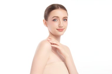 Beyaz arka planda temiz tenli güzel bir kadın, yüz bakımı, yüz bakımı, kozmetoloji, güzellik ve kaplıca, kadın portresi..